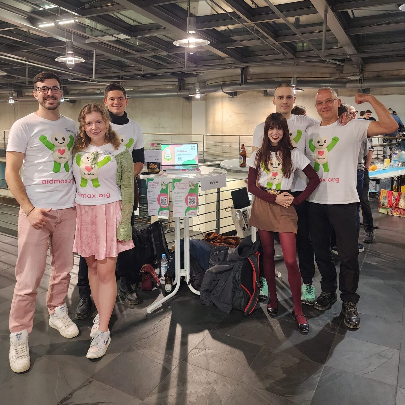 AidMax Team vor Stand beim Stracheg Award