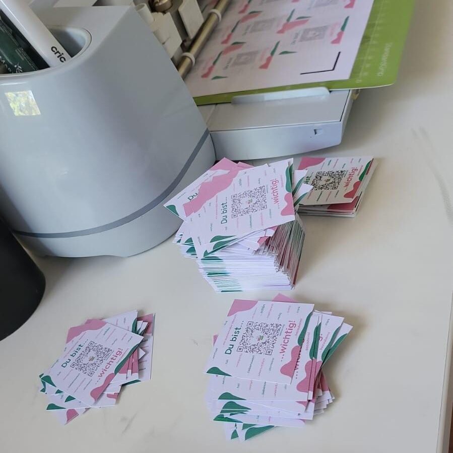 Stapel fertig geschnittener AidMax Sticker auf dem Arbeitstisch